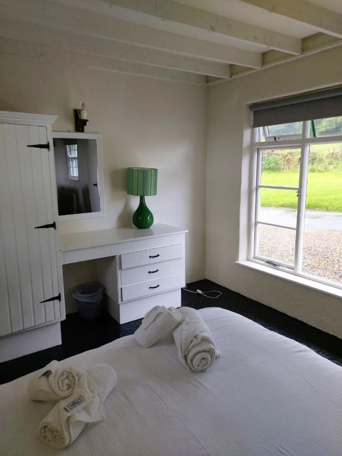 Corofin Lake Cottages ภายนอก รูปภาพ