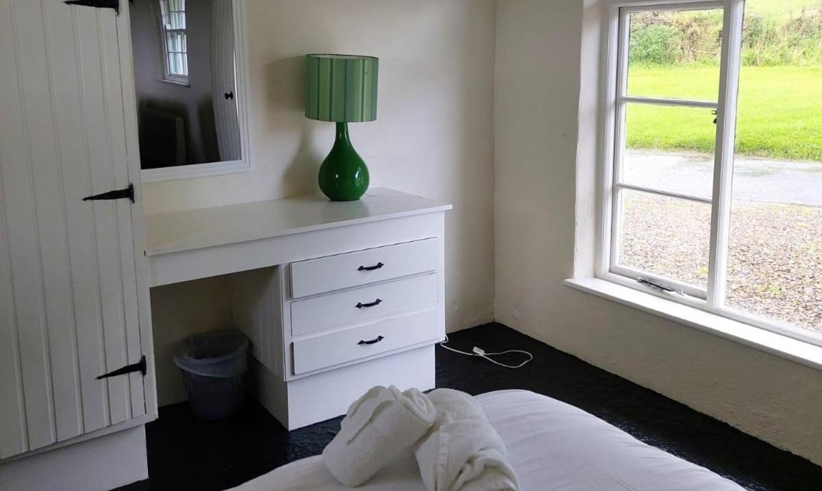 Corofin Lake Cottages ภายนอก รูปภาพ