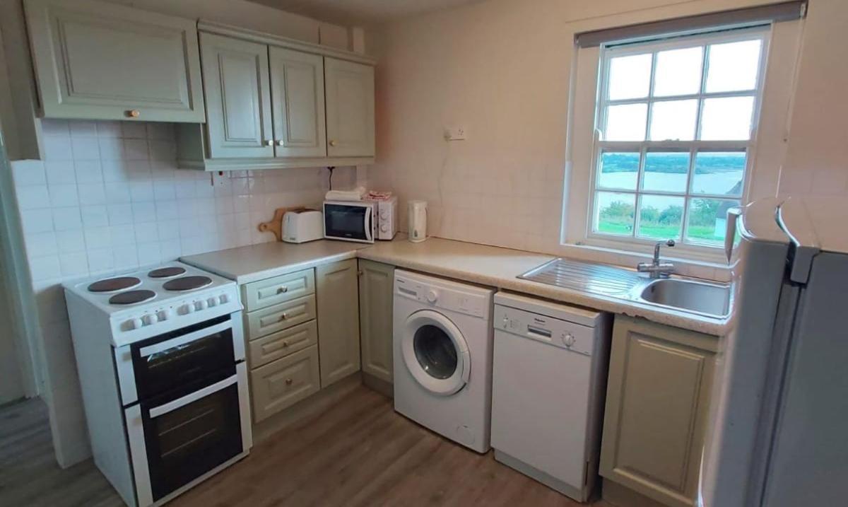 Corofin Lake Cottages ภายนอก รูปภาพ