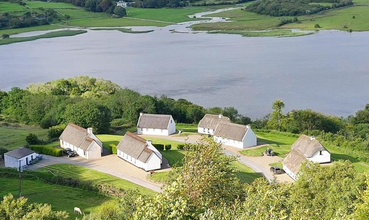 Corofin Lake Cottages ภายนอก รูปภาพ