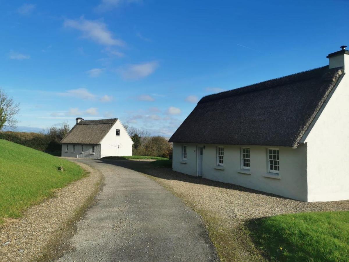 Corofin Lake Cottages ภายนอก รูปภาพ