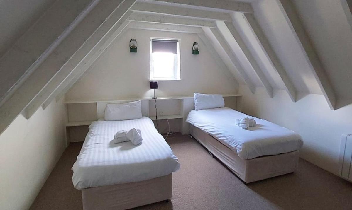 Corofin Lake Cottages ภายนอก รูปภาพ
